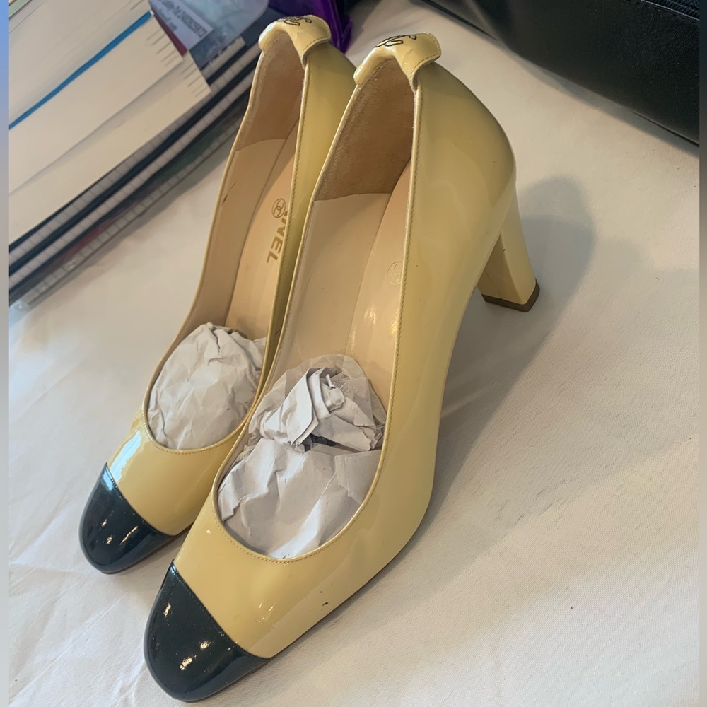INQUIRIES: CHANEL classic Beige/black Patent Leather 39.5 EU  is 8.5-9 US